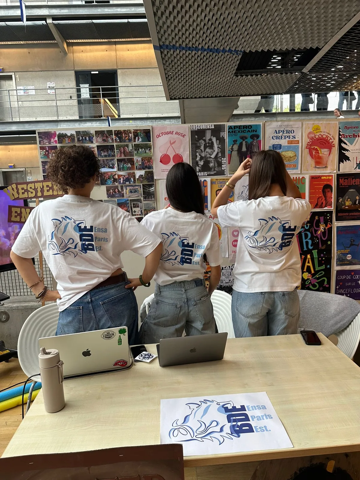 Membres du BDE Ensa Paris-Est en tee-shirts personnalisés