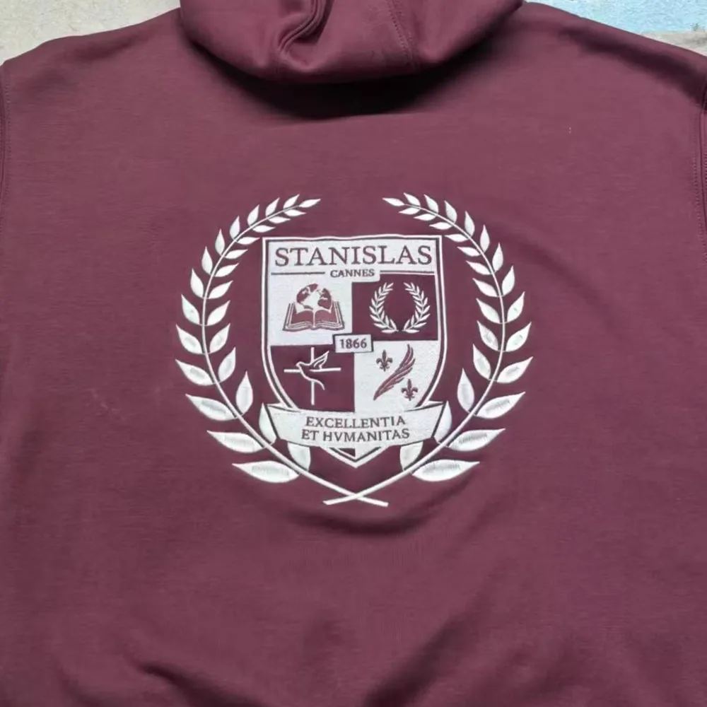 Sweat bordeaux brodé aux armes de Stanislas Cannes