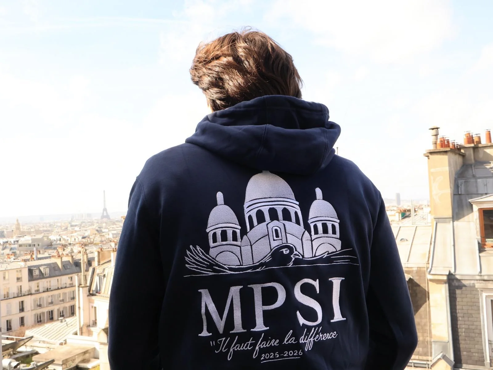 Hoodie brodé d'une promotion MPSI, vue de dos sur les toits de Paris