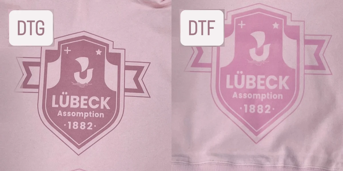 Maquette comparant un rendu DTG et un rendu DTF sur sweat rose