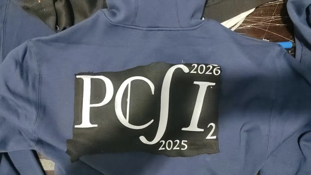 Marquage PCSI en cours de production sur un hoodie marine