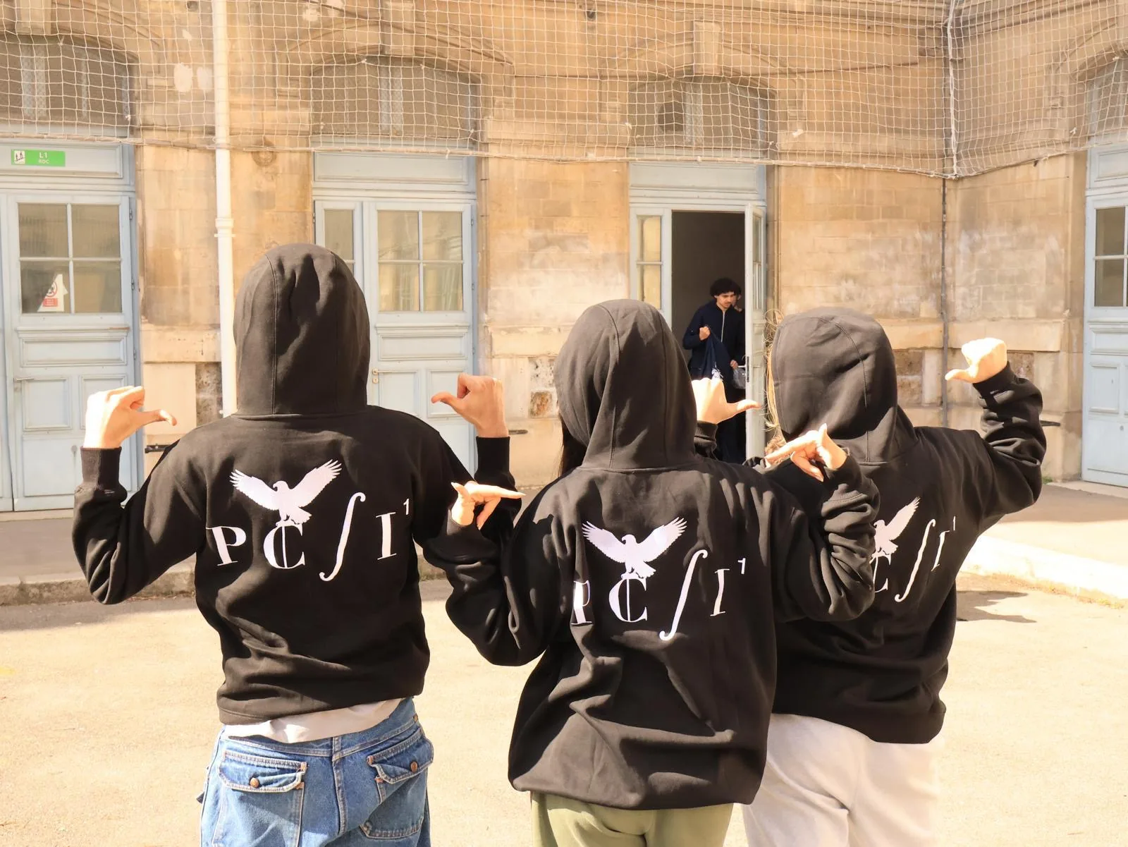 Trois étudiants de PCSI de dos, en hoodies noirs personnalisés