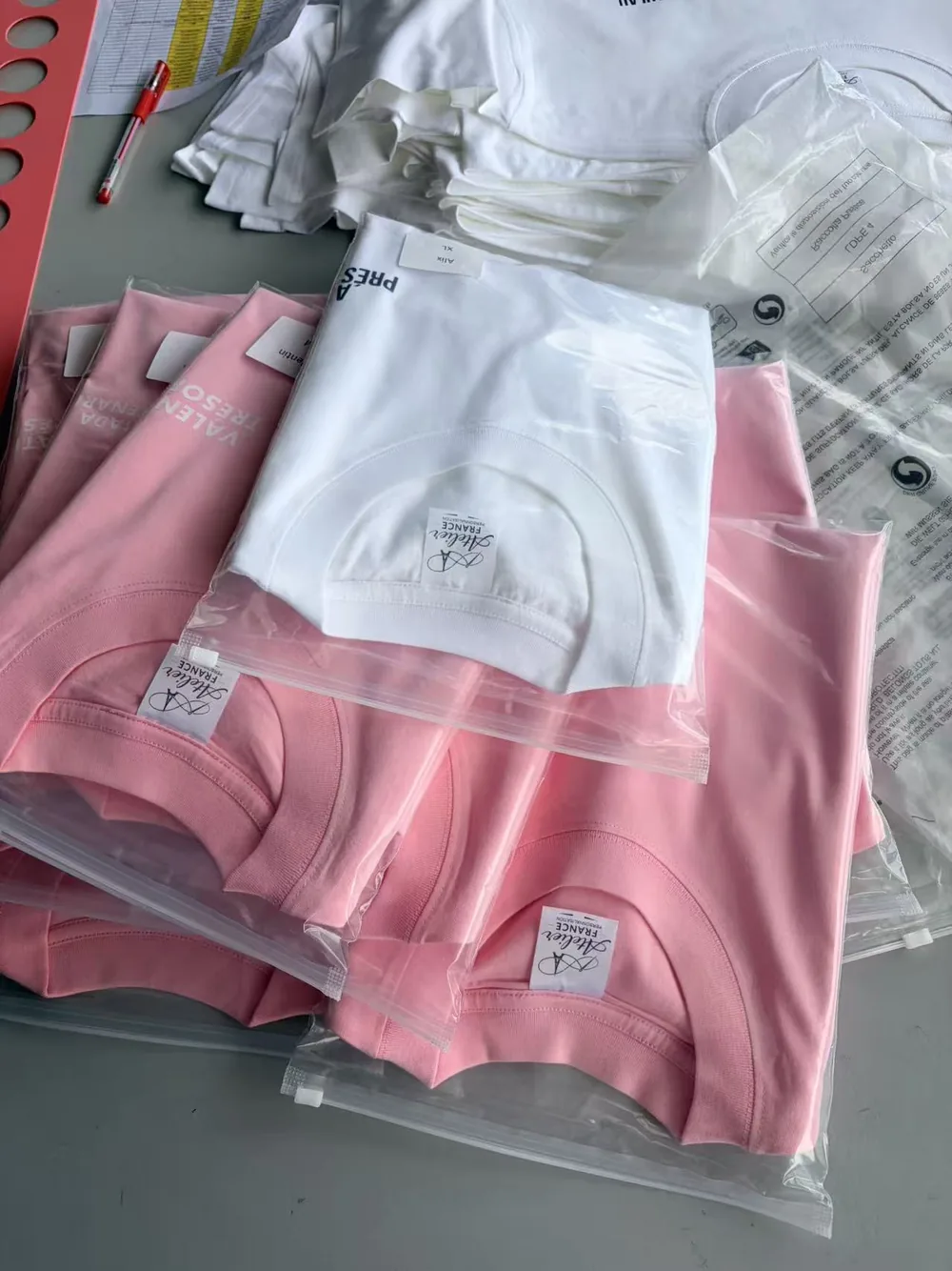 Tee-shirts roses et blancs personnalisés, emballés et étiquetés individuellement